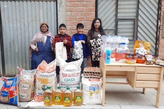 Entrega de víveres a una familia.