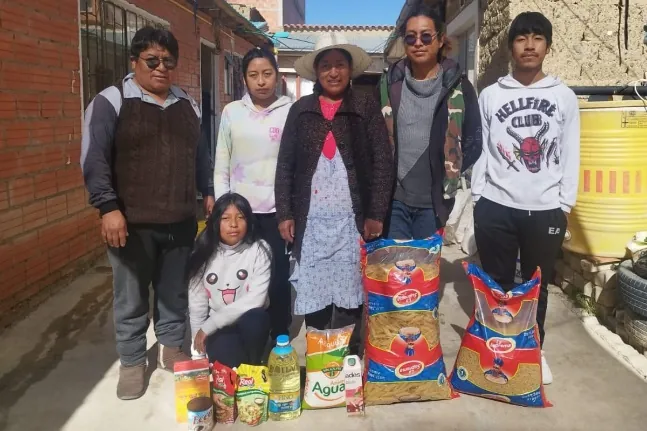 Entrega de alimentos a familia.