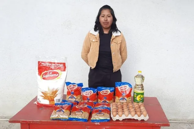 Entrega de alimentos a participante.