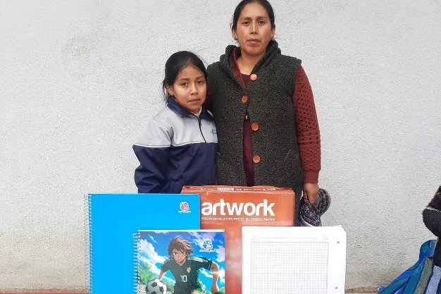 Entrega de apoyo a participante y familiar.