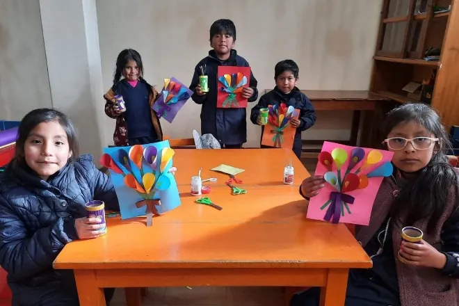 Actividad creativa con niños y niñas.