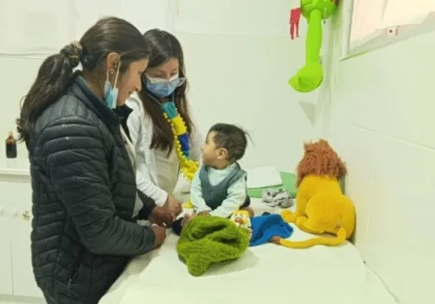 Atención y revisión de salud infantil.