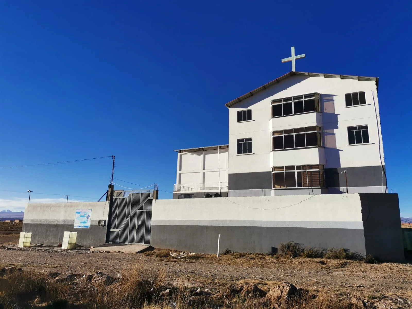 Cabecera de contacto: sede institucional.