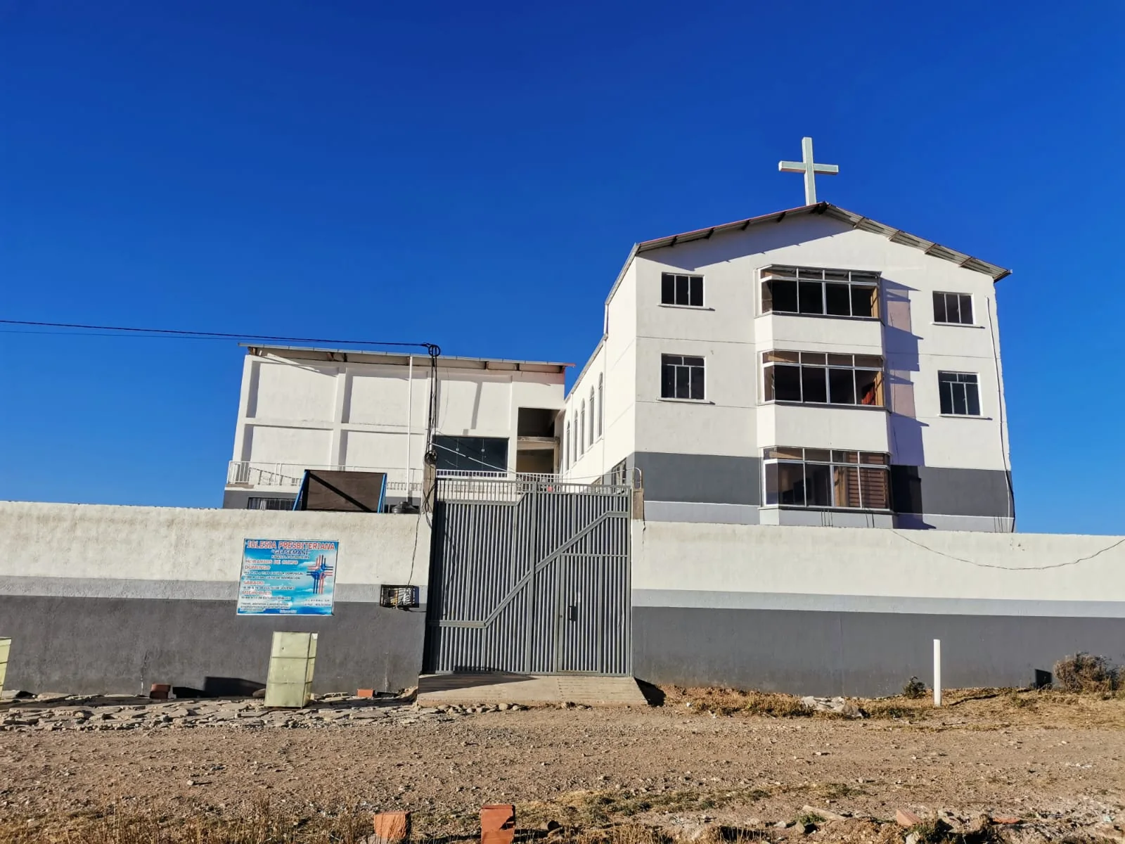 Cabecera “Nosotros”: fachada institucional.